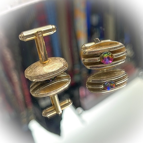 💕Vintage Gold Tone Cufflinks Beautiful Aurora Borealis Rhinestone in center💕 - Picture 2 of 6